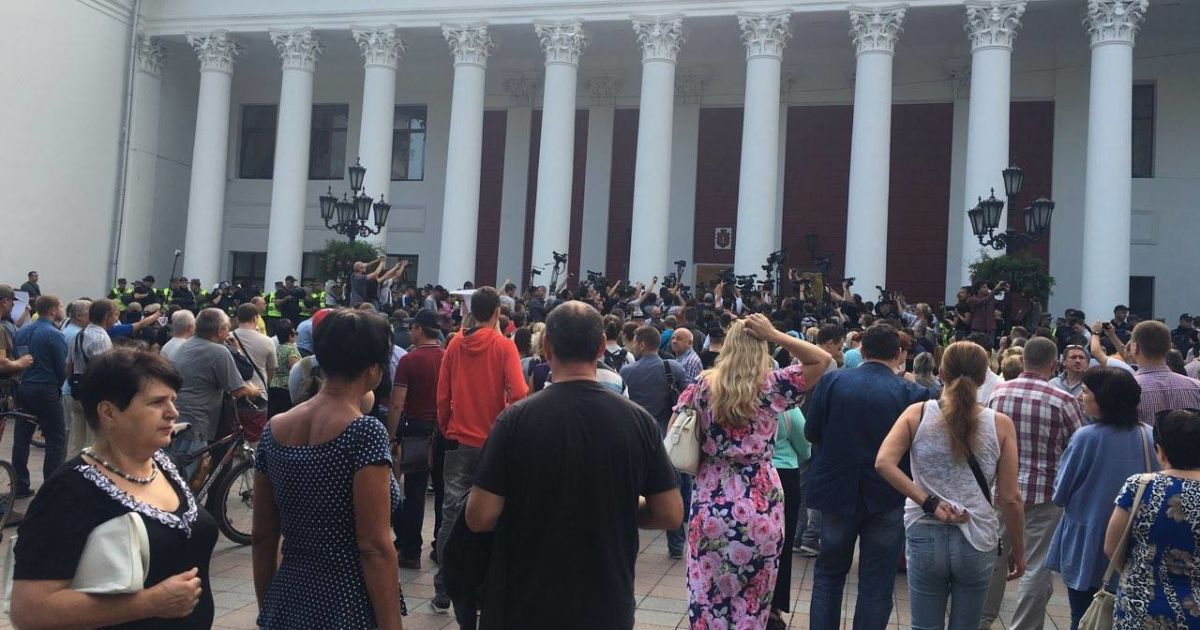 Люди протестуют под горсоветом / © ГУ Национальной полиции в Одесской области