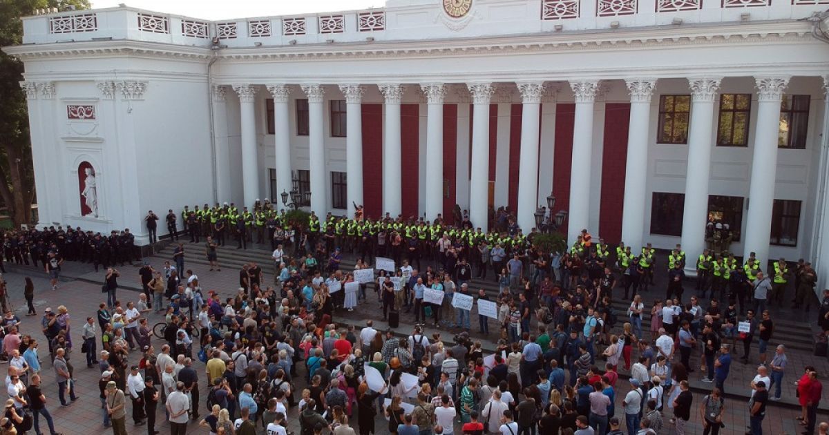 Люди протестуют под горсоветом / © Думская