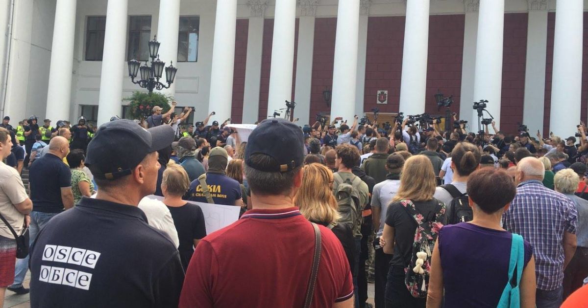 Люди протестуют под горсоветом / © ГУ Национальной полиции в Одесской области