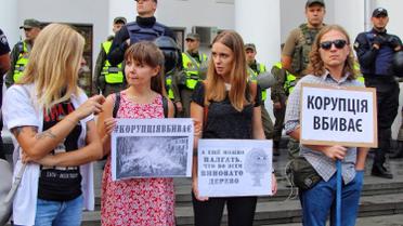 Люди протестуют под горсоветом / © Думская