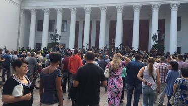 Люди протестуют под горсоветом / © ГУ Национальной полиции в Одесской области