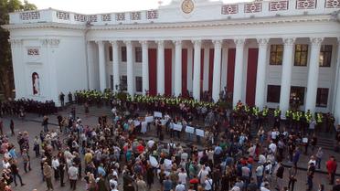 Люди протестуют под горсоветом / © Думская