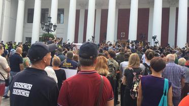 Люди протестуют под горсоветом / © ГУ Национальной полиции в Одесской области