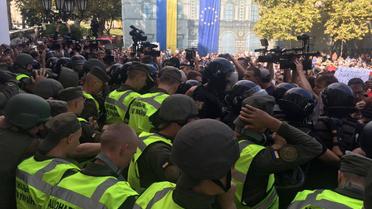 Люди протестуют под горсоветом / © ГУ Национальной полиции в Одесской области