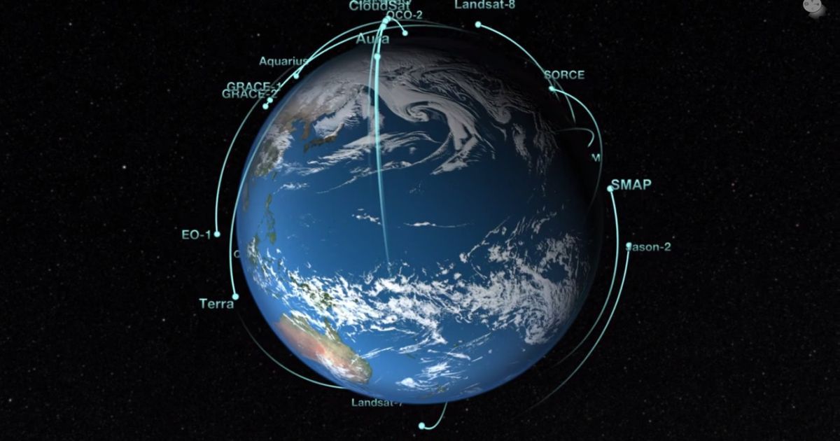 NASA показало, як супутники обертаються навколо Землі
