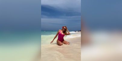 Оля Полякова в купальнике похвасталась фигурой в волнах океана