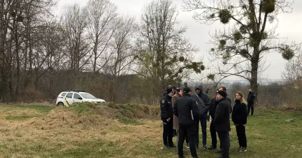 Голова і тулуб лежали в пакеті: у Львові знайшли розкидані по парку людські останки