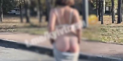 В Киеве девушка обнажилась перед авто