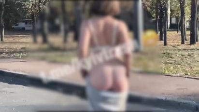 В Киеве девушка обнажилась перед авто