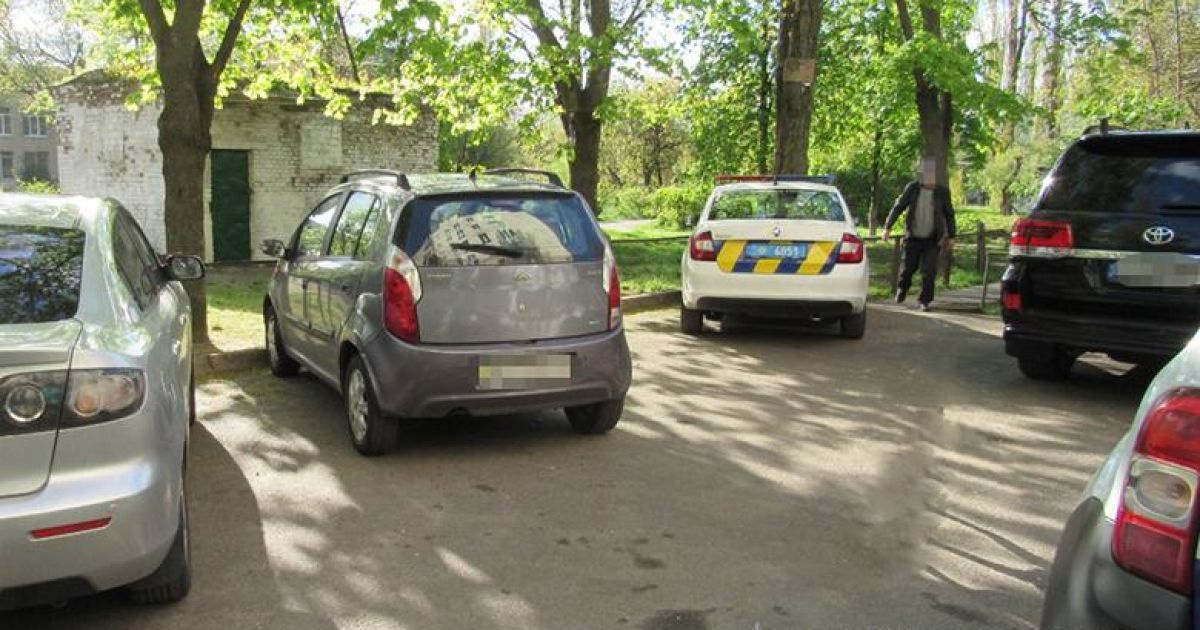 В Киеве мужчина набросился на прохожих с ножом из-за замечания о выгуле собаки