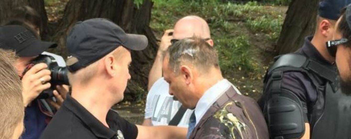 Нардепа Барну закидали яйцями під Радою