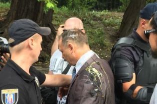 Нардепа Барну закидали яйцями під Радою
