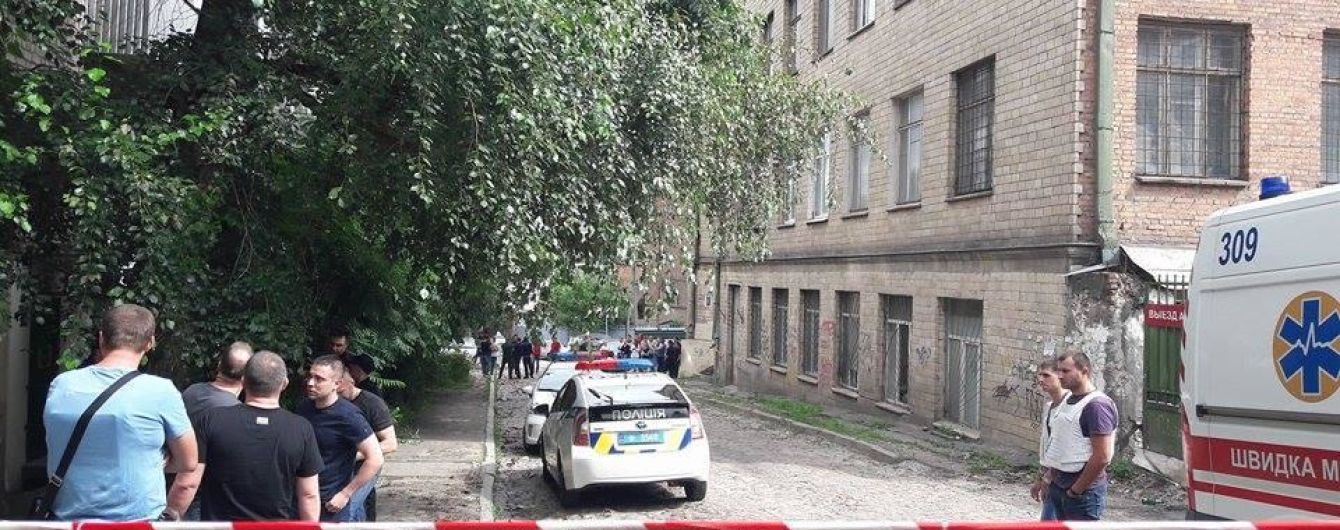 ТСН сняла смертельный прыжок с 4-го этажа преступника, который убегал от полиции