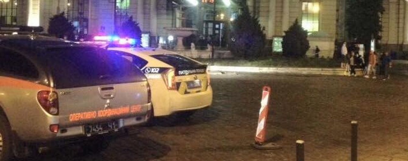 Ночной переполох во Львове. На железнодорожном вокзале ищут взрывчатку