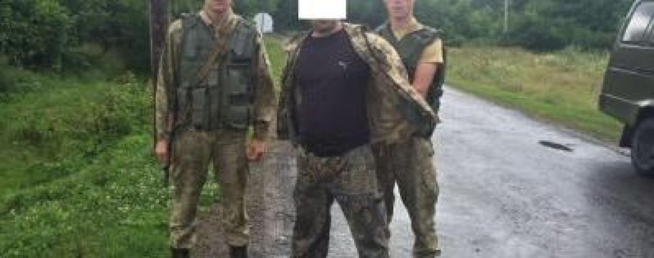 Месть по-закарпатски: мужчины навеселе напали на пограничников с ножом