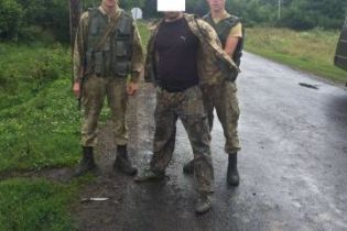 Месть по-закарпатски: мужчины навеселе напали на пограничников с ножом
