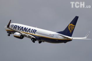 "Пугающий опыт": пассажир Ryanair снял на видео экстремально тяжелую посадку самолета