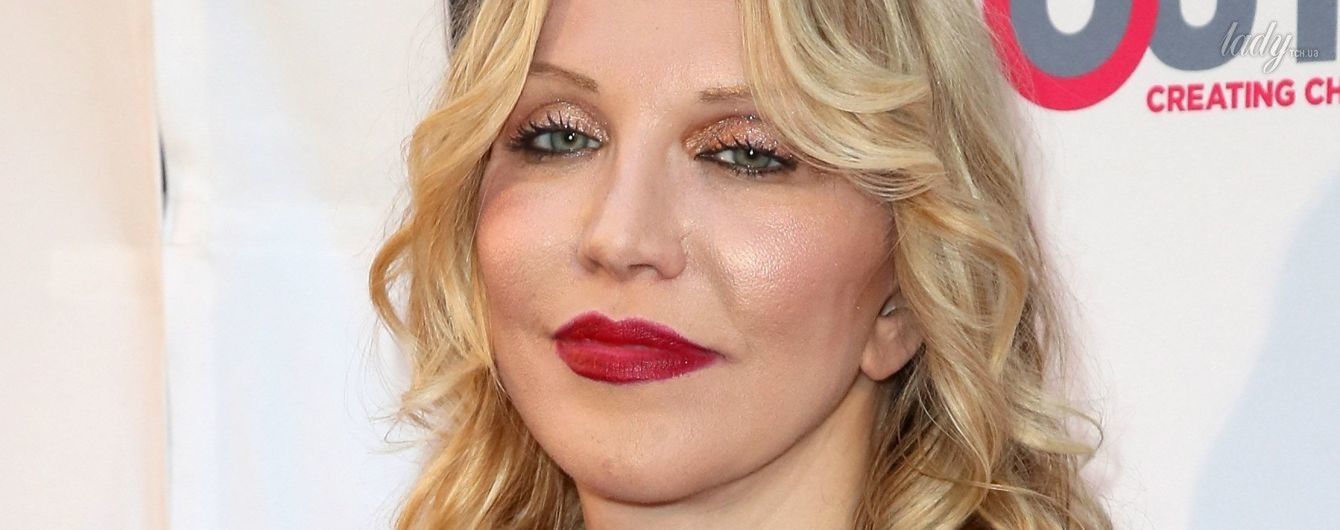 Выглядит шикарно: 53-летняя Кортни Лав поразила элегантностью и смелым декольте