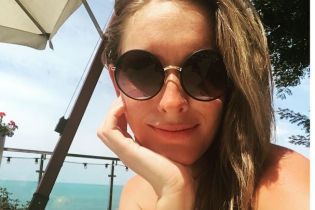 Струнка Осадча в парео відпочила в Одесі