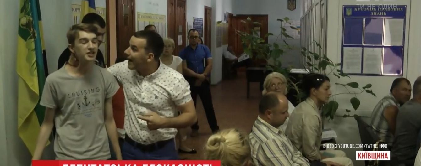 Під Києвом селяни готові висувати в президенти депутата, який скривдив школяра за критику
