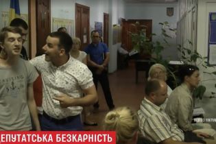 Під Києвом селяни готові висувати в президенти депутата, який скривдив школяра за критику