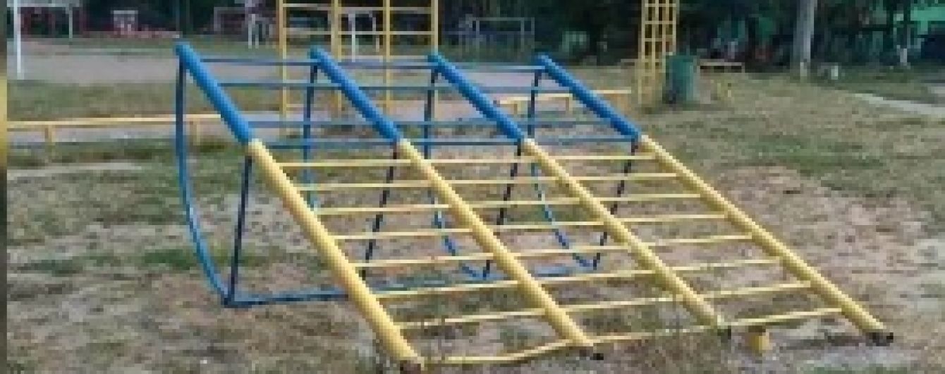 На Київщині на шкільному подвір'ї 9-річного хлопця ледь не вбив металевий турнік