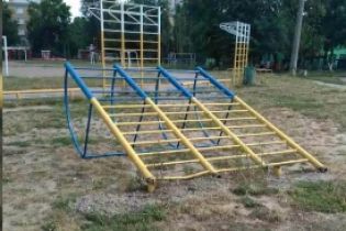 На Київщині на шкільному подвір'ї 9-річного хлопця ледь не вбив металевий турнік