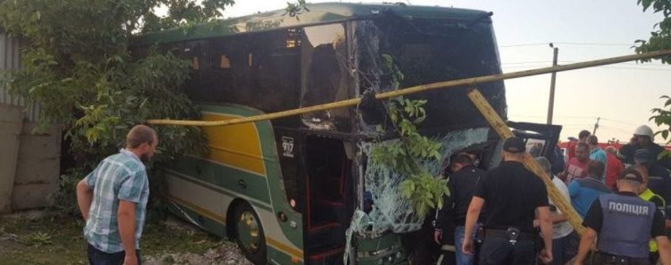 Біля Чернівців лоб у лоб зіткнулися маршрутка та туристичний мікроавтобус, 20 людей постраждали