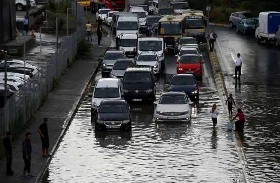 Річки в метро і закритий тунель "Євразія": на Стамбул за півтори години вилилася 3-місячна норма опадів