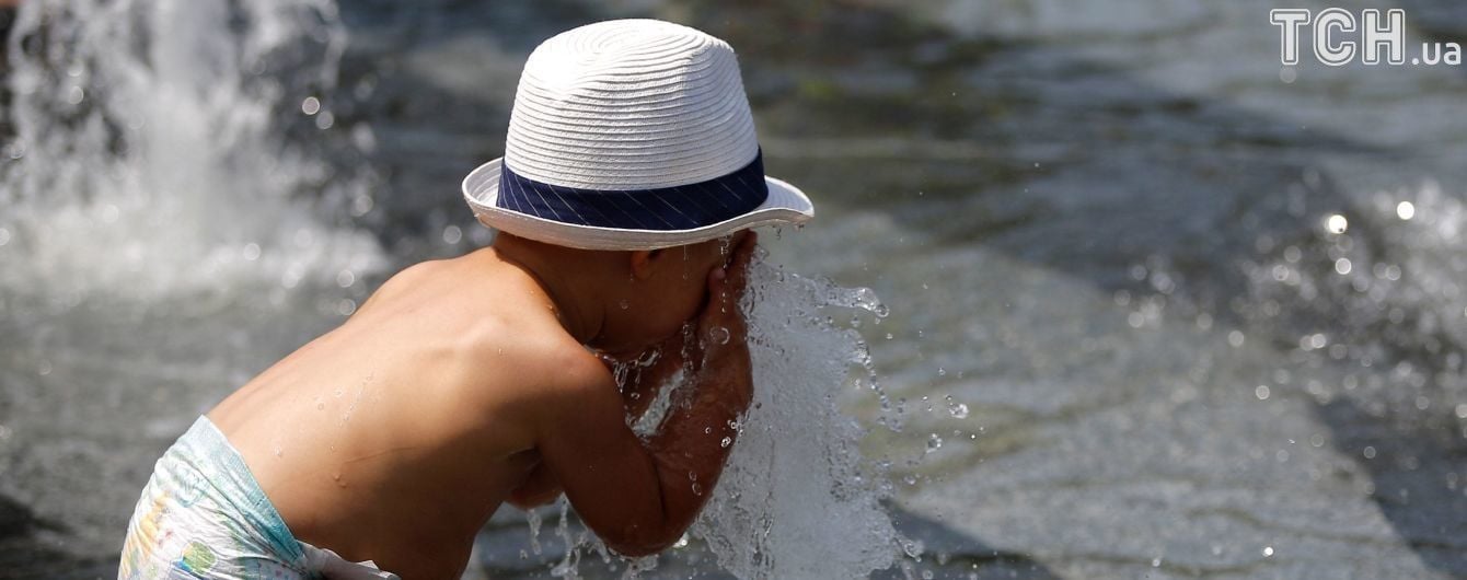Правильне харчування та запасна пляшка води: як урятуватися від спеки. Інфографіка