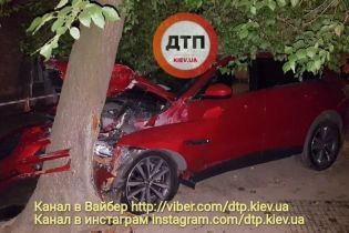 В Киеве пьяный водитель Jaguar F-Pace сбил двух пешеходов и врезался в дерево
