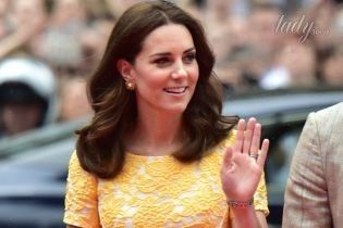 Герцогиня Кембриджская подчеркнула идеальную талию платьем любимого бренда