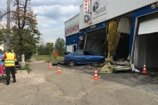 В Киеве BMW протаранил помещение автосервиса: погиб сотрудник
