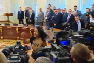 Активістка оголила груди перед Лукашенком і Порошенком на Банковій. З'явилось відео
