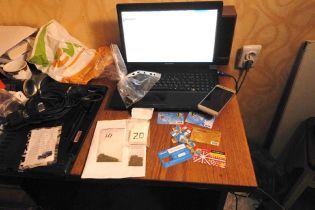 В Запорожье киберполиция поймала продавщицу несуществующих товаров и наркотиков