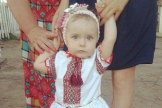Допоможіть Даринці почути і заговорити