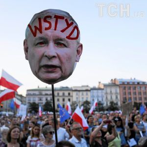 Злісні карикатури на Качинського і лампадки: як у Польщі протестували проти судової реформи