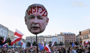 Злісні карикатури на Качинського і лампадки: як у Польщі протестували проти судової реформи