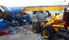 Біля метро "Лісова" бульдозерами розвалили торговельні ряди