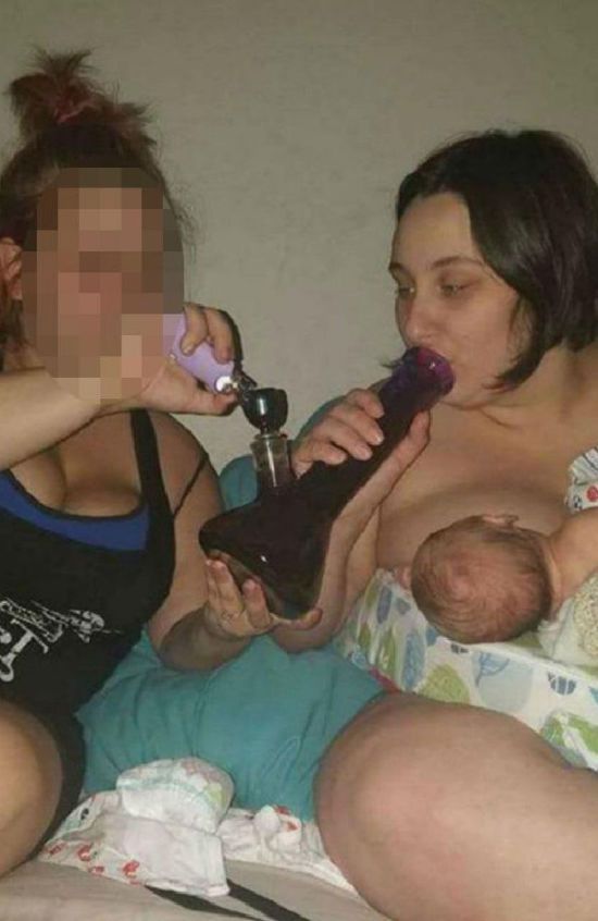 Американка похизувалася в соцмережах, як одночасно курить марихуану та годує грудьми немовля