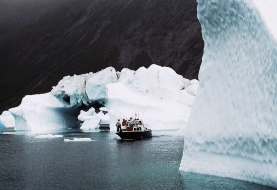 Учені занепокоєні швидким таненням льодовика в Гренландії та появі темних водоростей на ньому