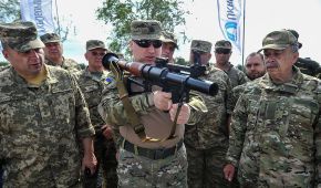 "Вороги здаватимуться, не чекаючи". Турчинов протестував нове рідкісне озброєння