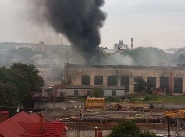 Масштабный пожар на львовском заводе Масштабный пожар на львовском заводе