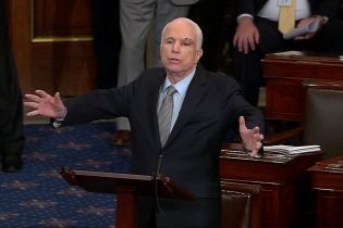 У Сенаті США гучними оплесками привітали повернення хворого на рак Маккейна