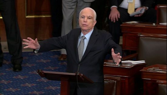 У Сенаті США гучними оплесками привітали повернення хворого на рак Маккейна