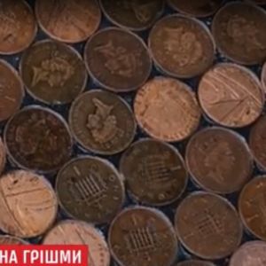 Власник перукарні виклав підлогу з монет, аби провчити жадібних будівельників