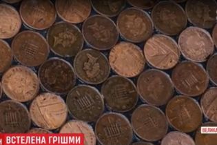 Владелец парикмахерской выложил пол из монет, чтобы проучить жадных строителей