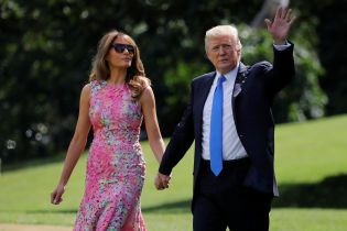В рожевій сукні та нових туфлях: Меланія Трамп в ніжному образі з'явилася на публіці
