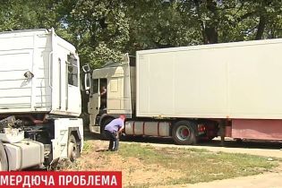 Епопея з гниллю: фура з тухлою рибою виїхала з Києва, лишаючи по собі смердючий слід