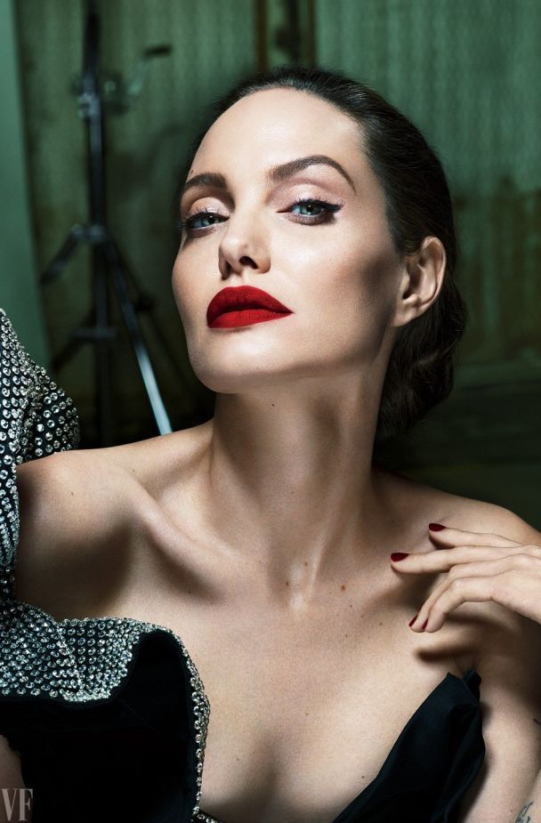 Femme fatale: розкішна Анджеліна Джолі в образі жінки-вамп прикрасила сторінки глянцю